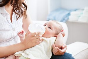 از شیشه شیر گرفتن کودک از شیشه شیر گرفتن کودک