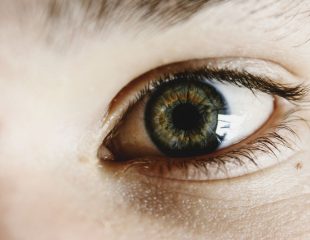 جوش التهابی در اطراف چشم