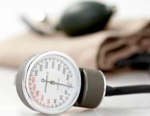 بررسی فشار خون در منزل