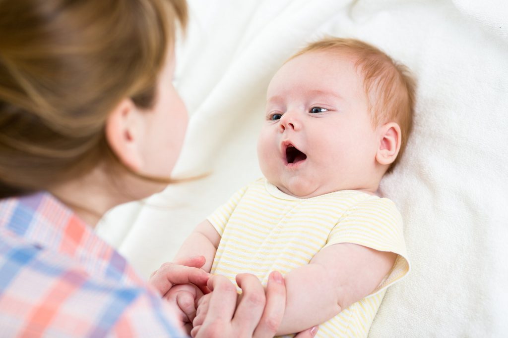 چگونه کودک شما می شنود و حرف می زند