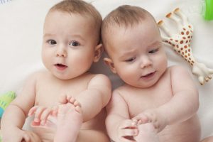 انتخاب مراقب کودک برای دو قلوها انتخاب مراقب کودک برای دو قلوها