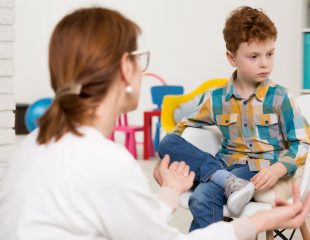 چرا کودکان مبتلا به اتیسم ممکن است از تماس چشمی اجتناب کنند؟