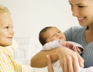 شیردهی با شیر سینه به نوزاد خود و کودک بزرگتر