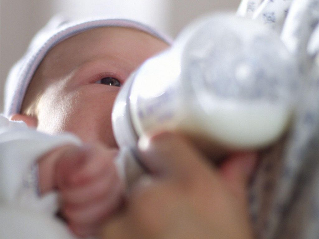 آیا تغذیه با شیشه شیر برای نوزاد شما مناسب است ؟