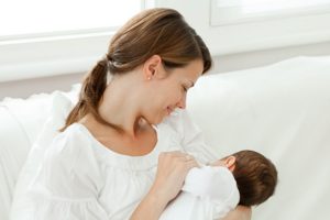 چطور به کودک خود شیر مادر بدهید؟ چطور به کودک خود شیر مادر بدهید؟