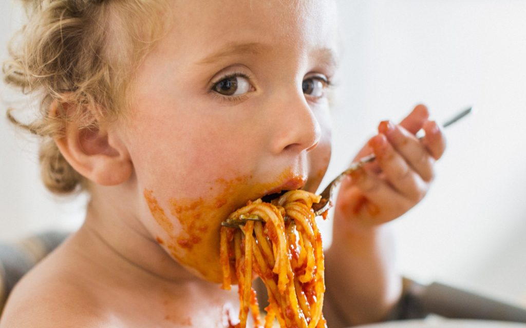 کودک بد غذا: کودک علاقه مند به یک نوع و رنگ غذا