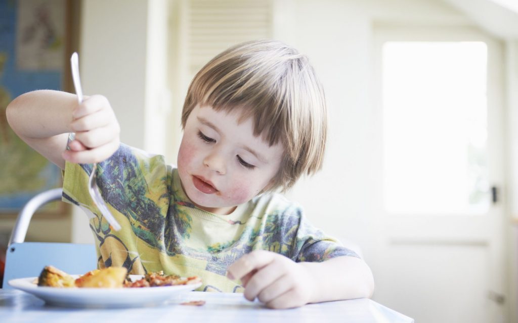 کودکان بد غذا: فقط غذاهای با بافت نرم را میل می کند