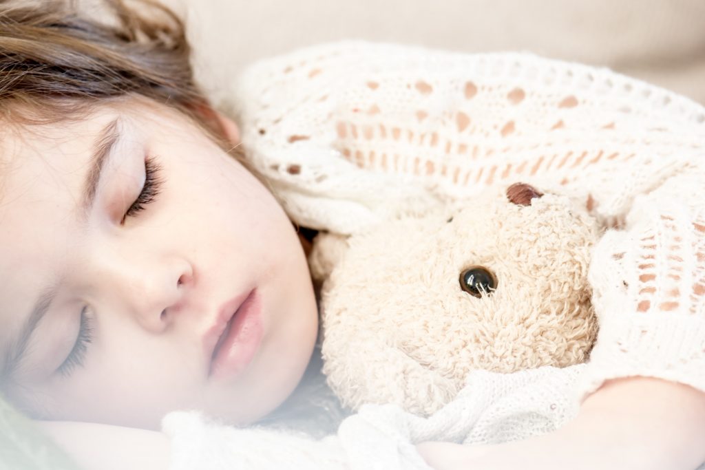 چگونه کودک نوپایتان را به تخت خواب ببریم ؟
