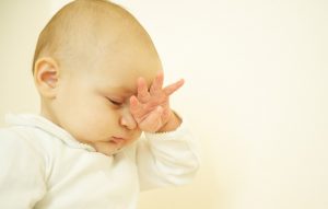 حلقۀ سیاه دور چشم کودک حلقۀ سیاه دور چشم کودک