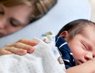 13 راهکار داشتن خوابی راحت برای مادران و نوزادان