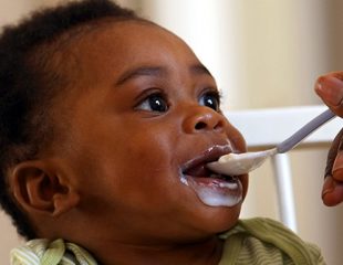 در یک سالگی چه غذایی به کودکتان بدهید: شروع غذاهای جامد