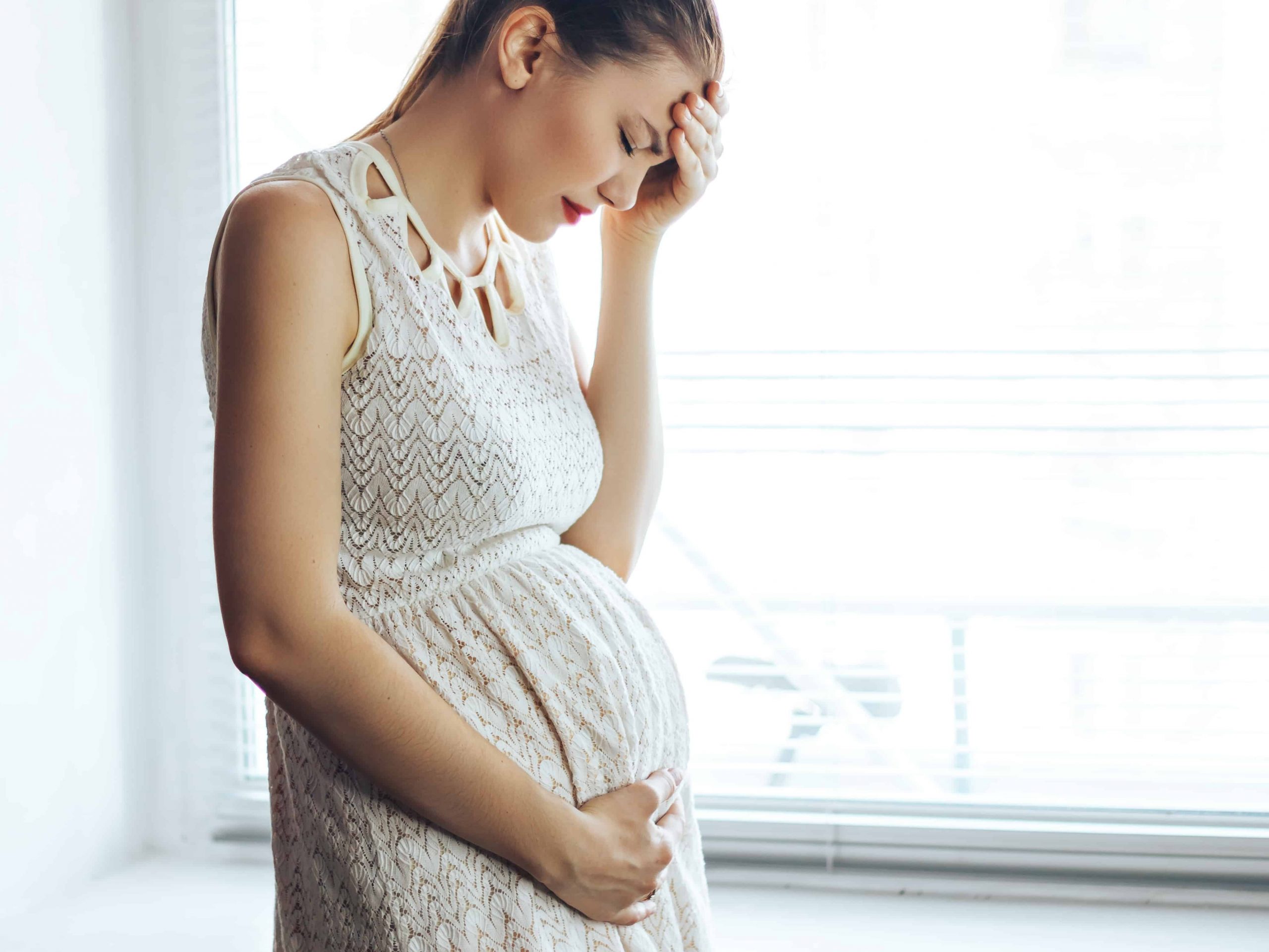 Беременна племянник. Фотосессия беременных у окна.