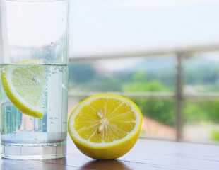 7 فایده شگفت انگیز مصرف آب لیمو برای بدن