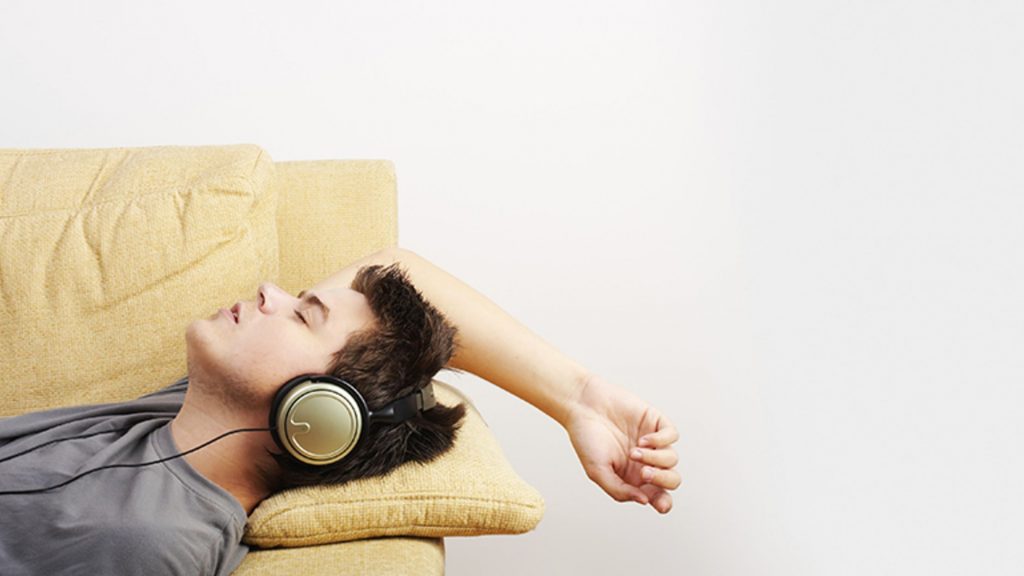 6 . موسیقی می‌تواند به بهبود کیفیت خواب شما کمک کند