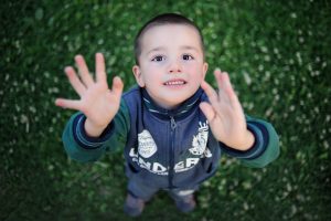 اکولالیا در کودکان اوتیسم اکولالیا در کودکان اوتیسم