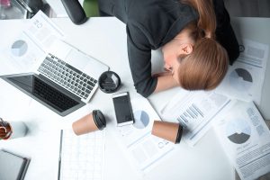 محرومیت از خواب مزمن چیست و چه تاثیری بر زندگی میگذارد؟ محرومیت از خواب مزمن چیست و چه تاثیری بر زندگی میگذارد؟