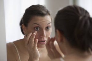 علت خروج ترشحات از گوشه چشم یا قی چشم چیست؟ علت خروج ترشحات از گوشه چشم یا قی چشم چیست؟